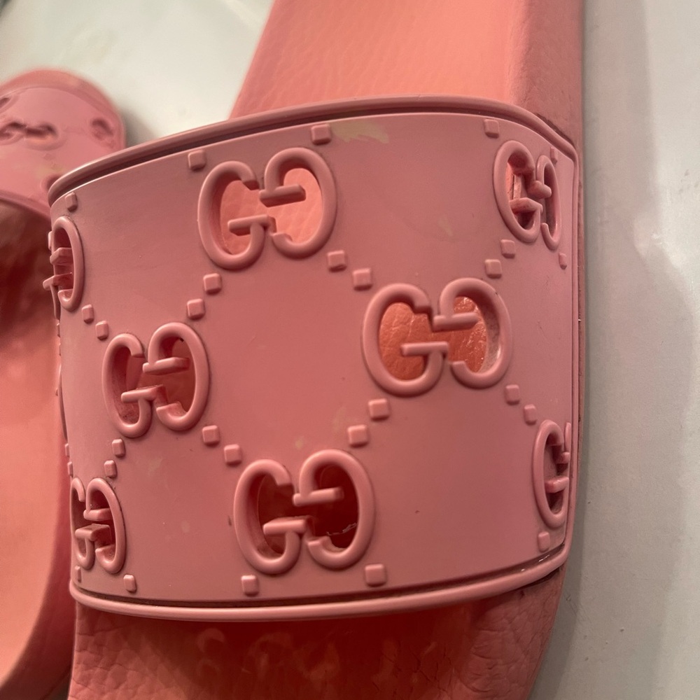 Pink Gucci Slides 'Rubber GG Rose' - Picture 5 of 10